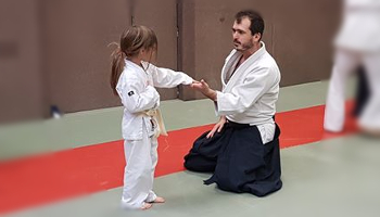 Un adulte pratique à hauteur avec un enfant  sa hauteur